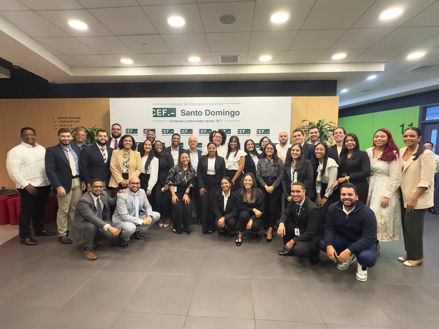 CEF.- Santo Domingo gradúa a 30 de la Superintendencia de Bancos en programa especializado