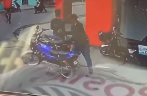 Adolescente mata a otro de un batazo y su madre pide juicio como menor en Baní