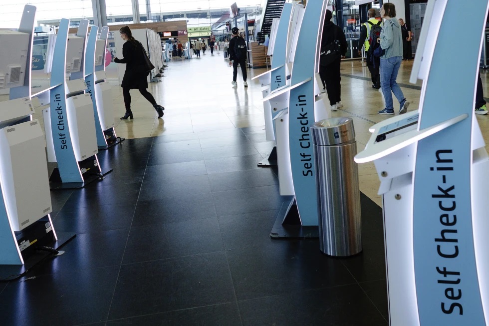 Continúan por 2do día los efectos de ciberataque a sistemas de facturación en 3 aeropuertos europeos