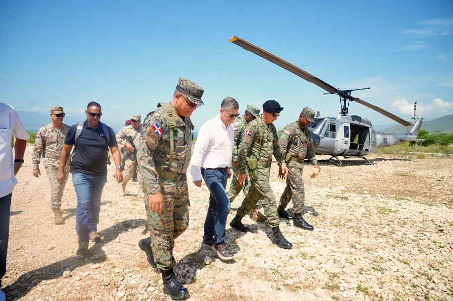 Ministro de Defensa y asesores del Poder Ejecutivo recorren por la frontera RD–Haití
