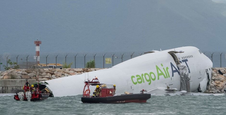 Un avión de carga se sale de la pista de Hong Kong y cae al mar, matando a dos trabajadores del aeropuerto