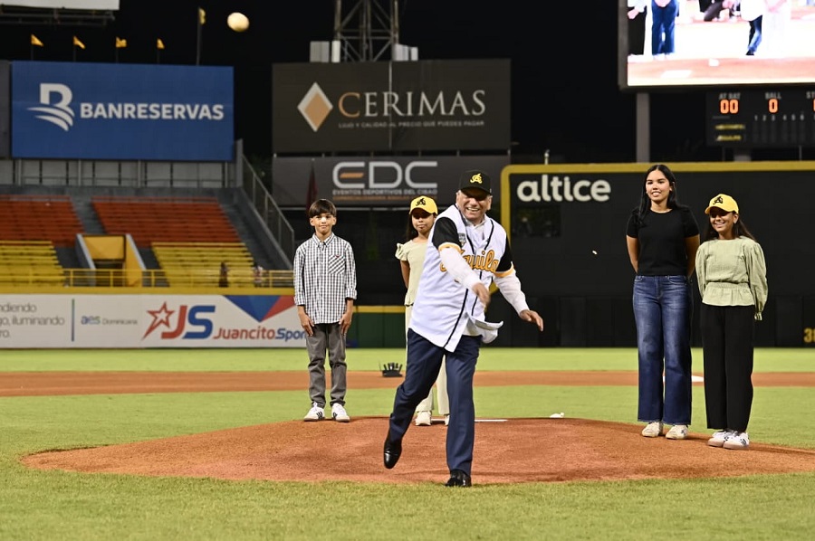 Leonardo Aguilera lanza la primera bola en partido inaugural del torneo de béisbol en el Estadio Cibao