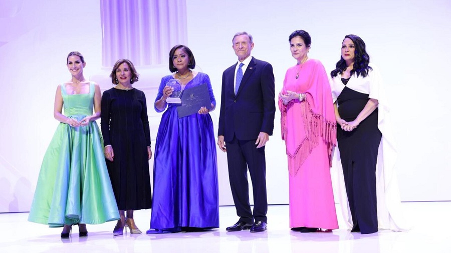Mirex entrega “Premio al Emigrante Dominicano Sr. Oscar de la Renta” al líder comunitario Augusto Taveras
