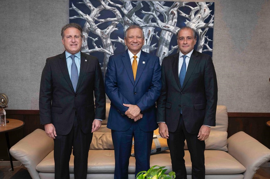 Gustavo Ariza Pujals, presidente ejecutivo de APAP; y Lawrence Hazoury Toca, presidente de la Junta de Directores, durante visita al presidente ejecutivo de Banreservas, Leonardo Aguilera.