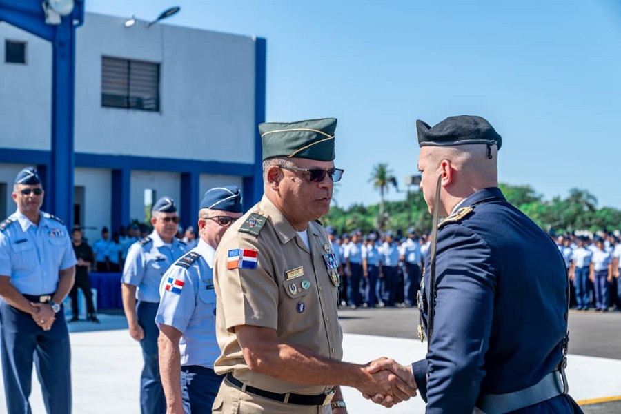 Ministro de Defensa encabeza jornada de trabajo en la Fuerza Aérea de República Dominicana
