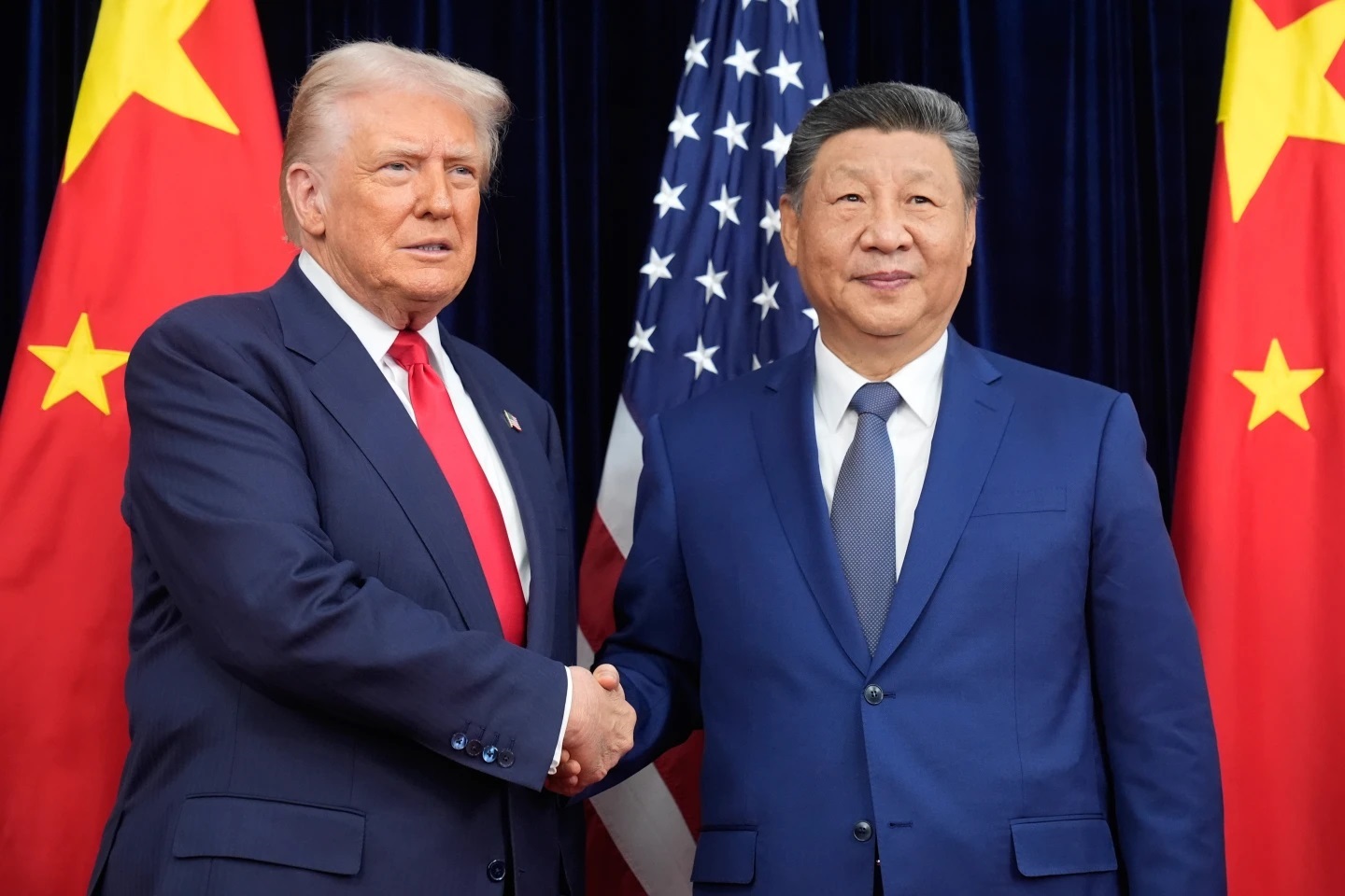 Trump reduce los aranceles a China tras reunirse con Xi en Corea del Sur