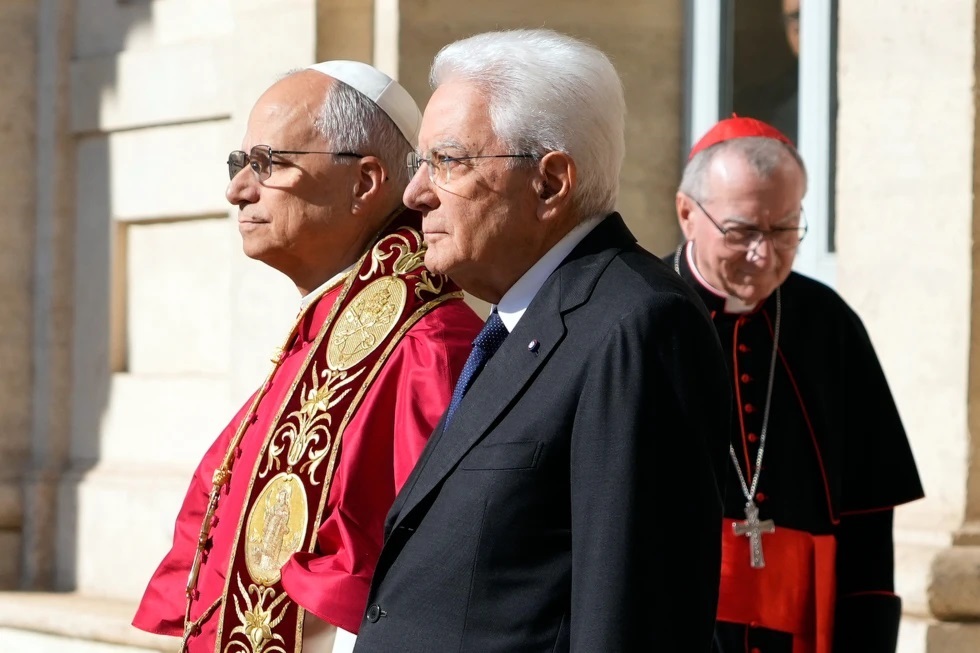 El papa León XIV con el presidente italiano Sergio Mattarella en el Palacio Quirinale en Roma el 14 de octubre del 2025