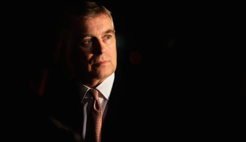 El rey Carlos III retira títulos a príncipe Andrés y lo desaloja de residencia real