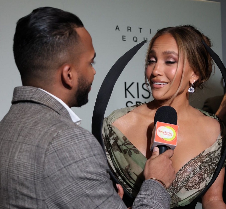 Reportero Dominicano Bryan Mejía, entrevisto a Jennifer López en la premier de “El Beso de la Mujer Araña”