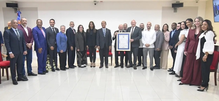 Senado reconoce al locutor Jochy Santos por 50 años en los medios