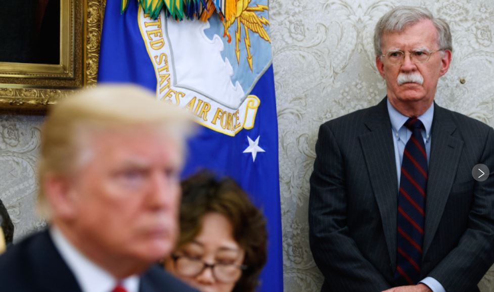 Bolton llega al tribunal para entregarse a las autoridades por cargos en caso de información clasificada