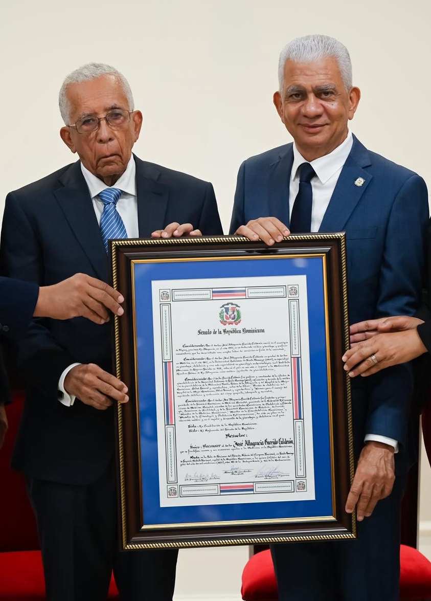 Senado reconoce al doctor José Garrido Calderón por su destacada trayectoria en la medicina