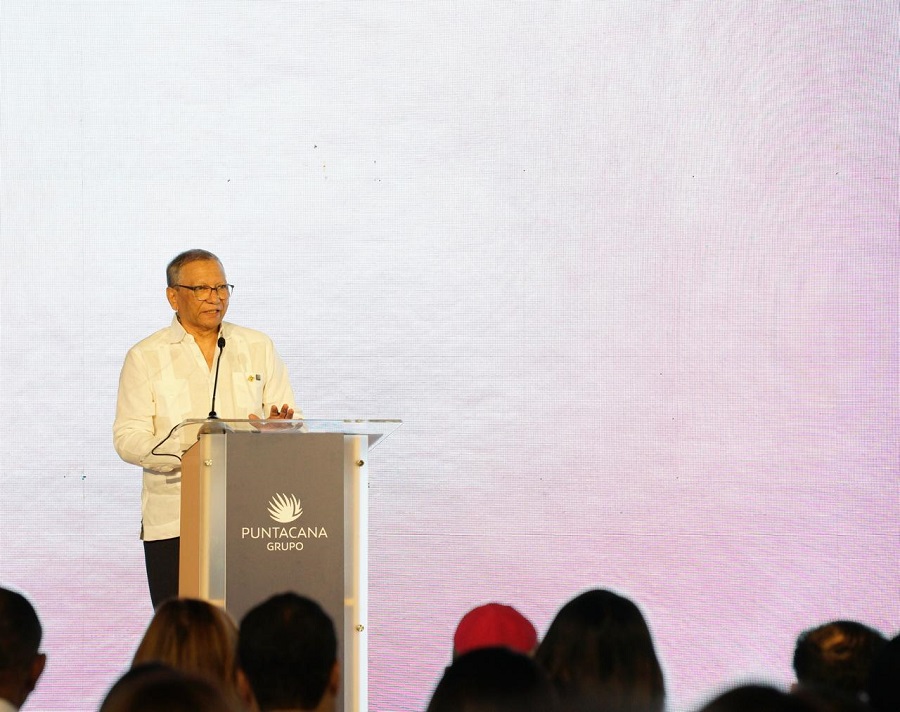 El presidente Luis Abinader junto al ministro de Turismo, David Collado; el presidente de ejecutivo de Banreservas, doctor Leonardo Aguilera; el CEO de la cadena hotelera Meliá, Gabriel Escarrer; y demás empresarios turísticos, así como autoridades civiles y gubernamentales durante el primer palazo del hotel Meliá Bergantín Beach, en Punta Bergantín, Puerto Plata.