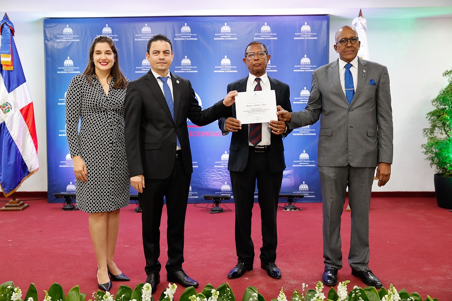 Hacienda y Economía gradúa 151 servidores públicos en especialidades técnicas y finanzas gubernamental