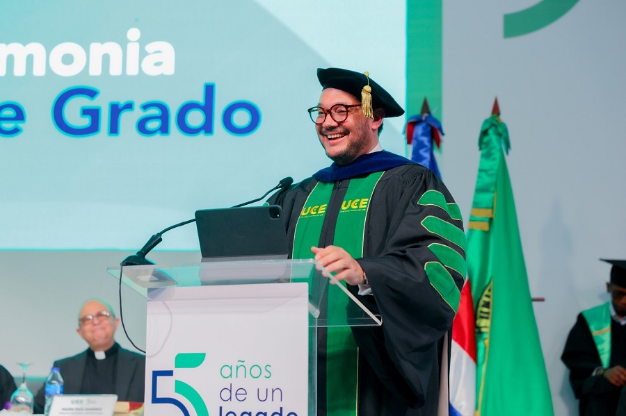 La UCE inviste a 1,459 nuevos profesionales en grado, posgrado y técnico superior