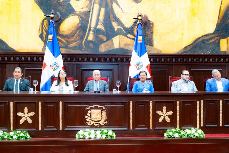 Senado reconoce a profesionales de la medicina por sus aportes favor del pueblo dominicano