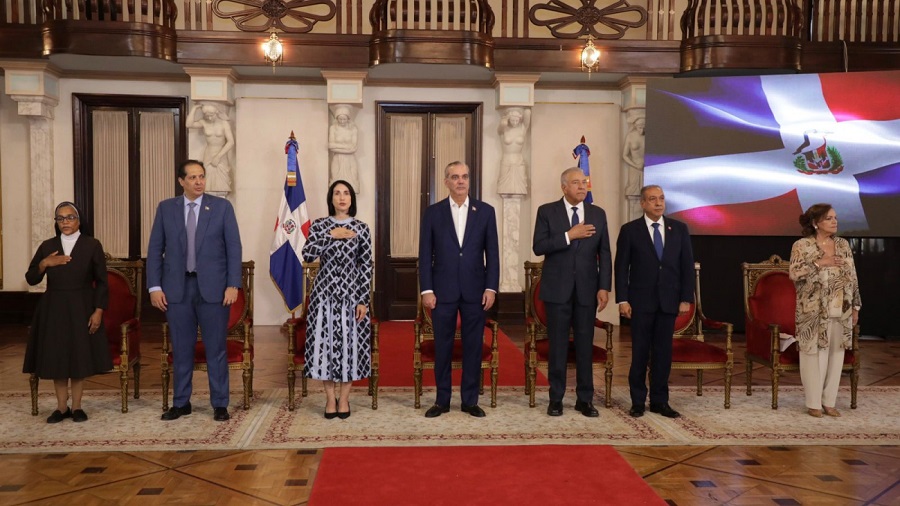 Abinader entrega premios Adulto Mayor del Año a Josefina Miniño y Protector de la Persona Envejeciente a Sor Agripina Acosta