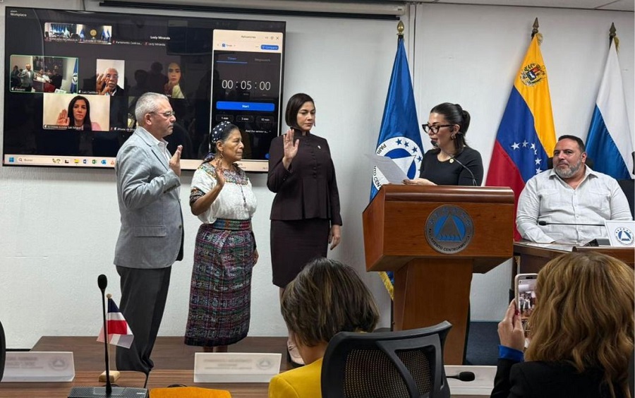 Catalina Olea Salazar asume presidencia del PARLACEN