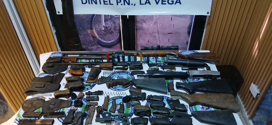 DINTEL ocupa armas de fuego, municiones y otros objetos ilícitos durante allanamientos en La Vega