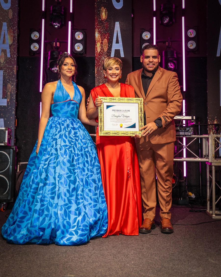 Danylsa Vargas recibe reconocimiento a la trayectoria en Premios La Flor