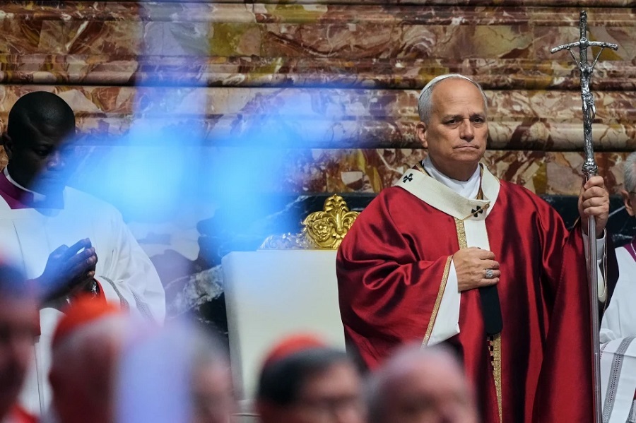 El papa León XIV llega a la basílica de San Pedro en el Vaticano para una misa por el difunto papa Francisco y los cardenales fallecidos