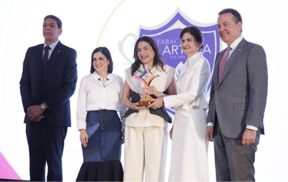 ProDominicana reconoce a Tabacalera El Artista por su liderazgo en la exportación