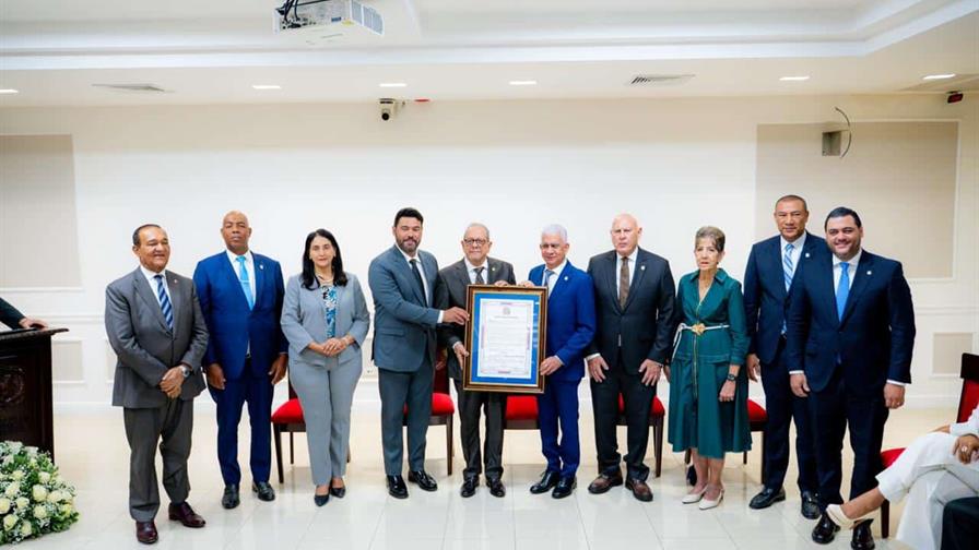 El Senado reconoce a Ernesto Veloz por sus 30 años de aportes al turismo