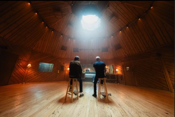 Juan Luis Guerra encendió las redes al publicar una imagen con la fecha 6:11, desatando rumores de colaboración con Sting. (CRÉDITO: CORTESÍA / INSTAGRAM JUAN LUIS GUERRA)