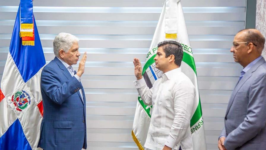 El ministro de Obras Públicas, Eduardo Estrella, juramenta al ingeniero Jhael Isa Tavárez como nuevo director de la Oficina Para el Reordenamiento del Transporte (Opret).