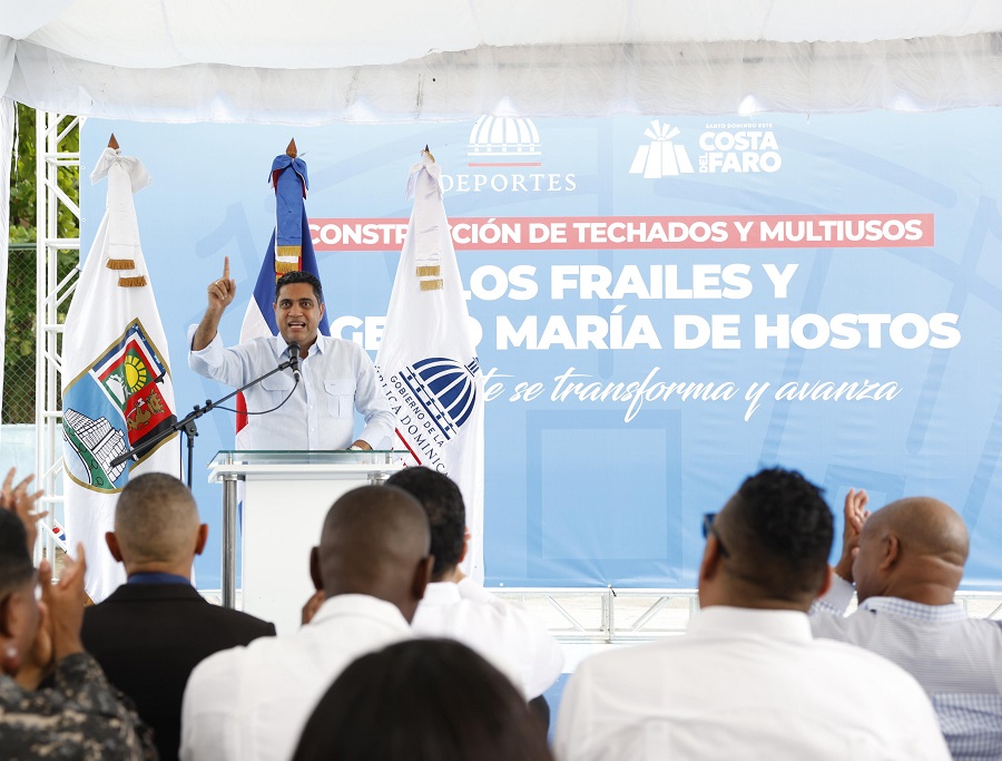 Ministro Kelvin Cruz inicia construcción de 11 techados multiusos en SDE