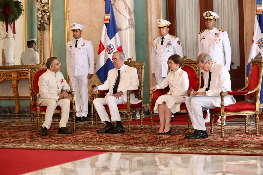 Abinader recibe siete nuevos embajadores y fortalece relaciones internacionales