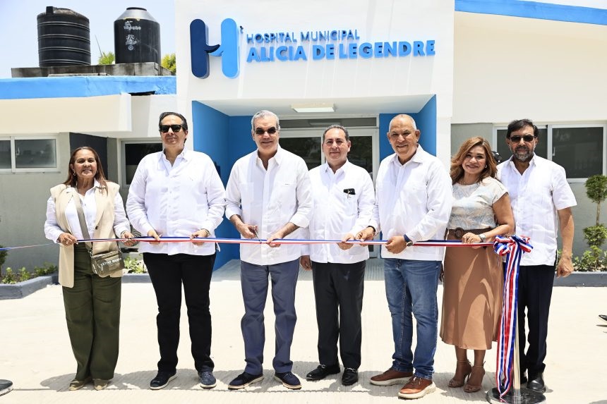 Presidente Abinader entrega remozado hospital de Villa Riva