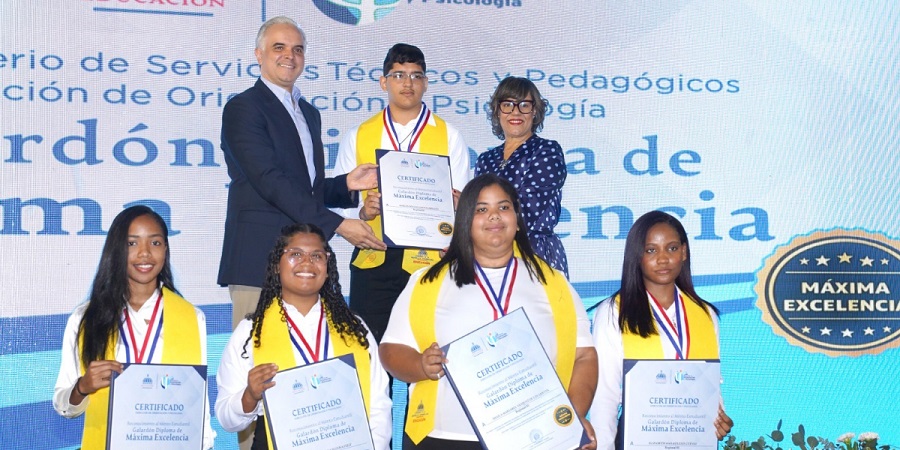Ministro De Camps reconoce a 150 estudiantes meritorios