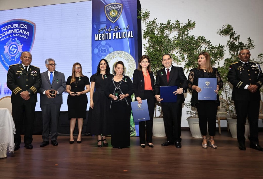 Doctor Mario Lama recibe Medalla al Mérito Policial 2025 por aportes al sistema de salud