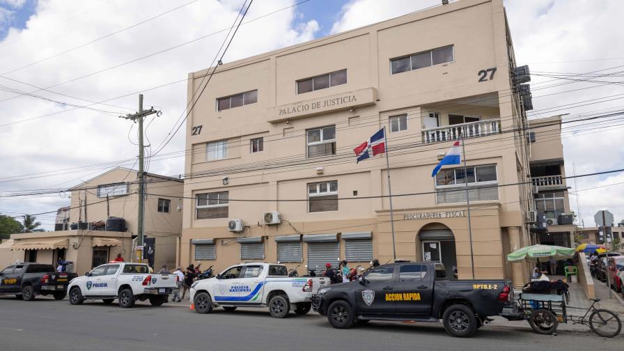 Delincuentes encapuchados disparan a hombre cuando salía del Palacio de Justicia de Santo Domingo Este