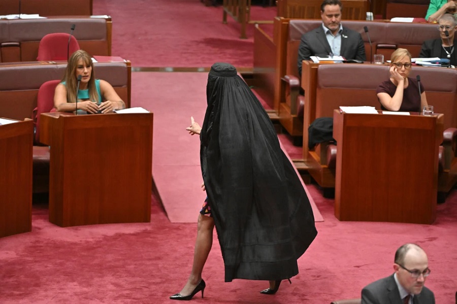 Suspenden a la senadora australiana Pauline Hanson por usar un burka como protesta