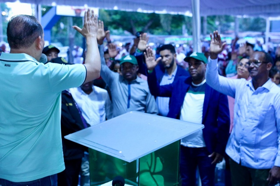 Regidor del PLD y dirigentes del PRM se juramentan en la Fuerza del Pueblo