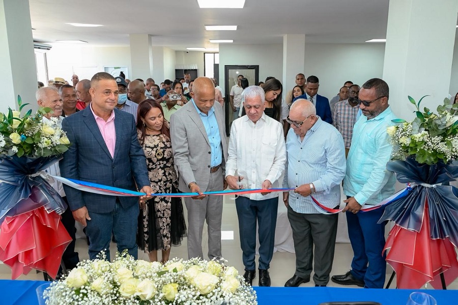 Ricardo de los Santos resalta consolidación de FENATRADO durante inauguración de nuevo local de UNATRAFURA