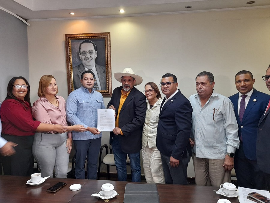 Alcalde Santiago Riverón somete Anteproyecto de Ley sobre regulación de venta propiedades a extranjeros