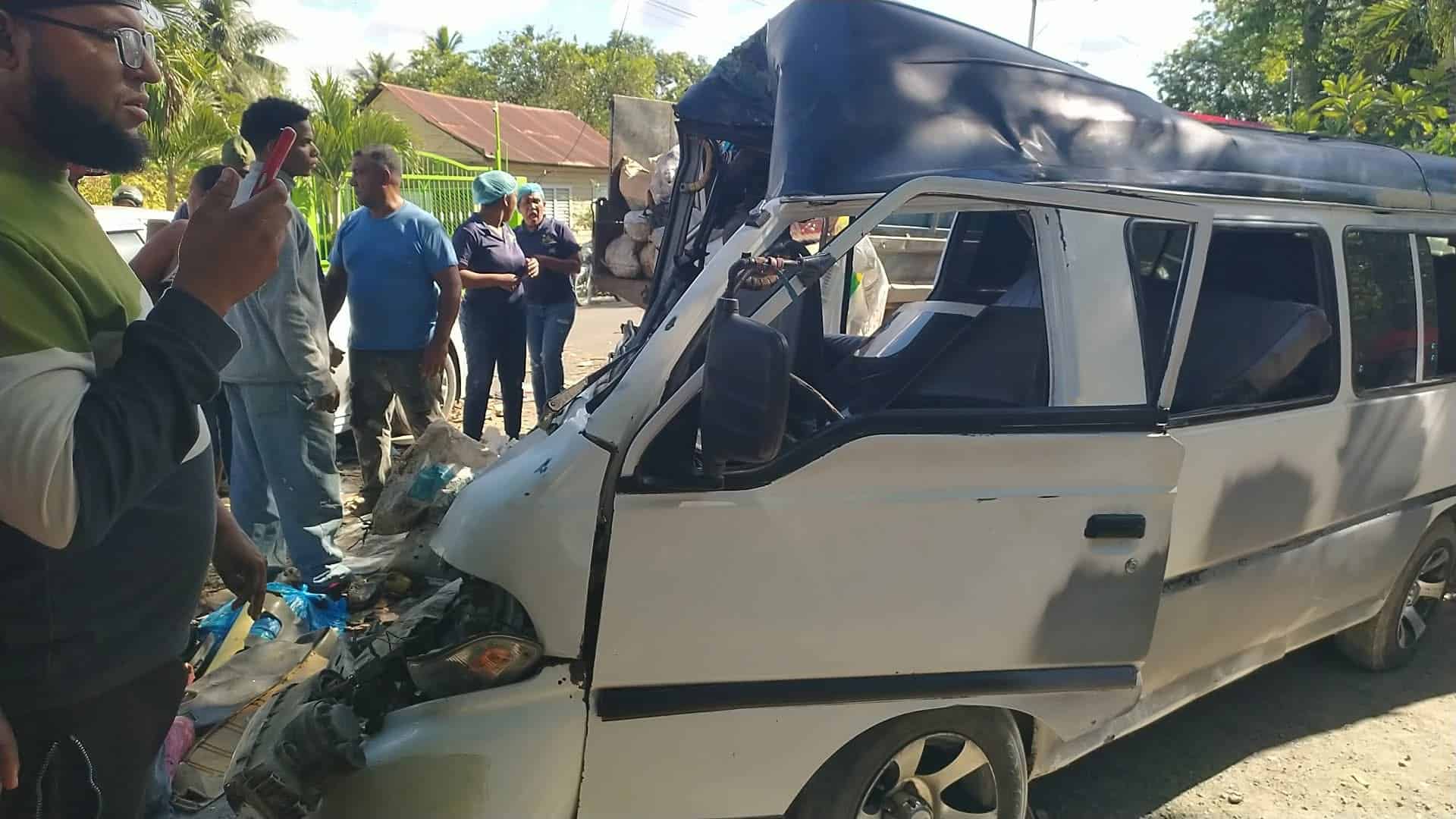 Al menos 14 heridos en choque entre minibús escolar y un camión en La Vega