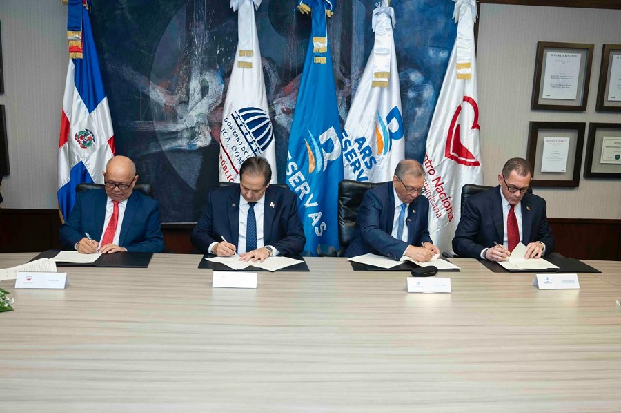 Pedro José Sing Ureña, director del Hemocentro; Víctor Elías Atallah, ministro de Salud Pública y Asistencia Social; Leonardo Aguilera Batista, presidente ejecutivo de Banreservas; y José Rivera Gabirondo, vicepresidente ejecutivo de ARS Reservas, firman el acuerdo interinstitucional para fomentar la donación y demanda de sangre en el país.