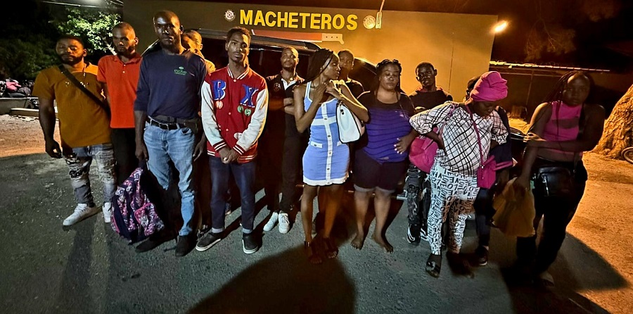 Ejército detiene a 32 haitianos indocumentados en dos jeepetas en Mao, Valverde / Video