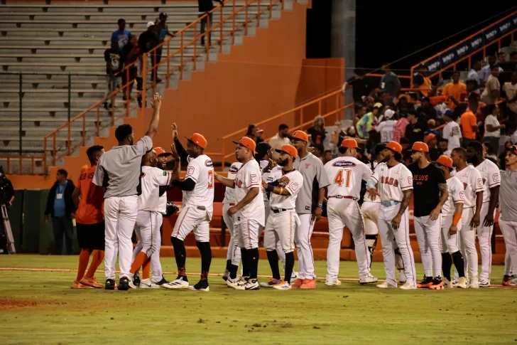 Hit decisivo de Sandber Pimentel lleva a los Toros a superar 5-4 al Escogido