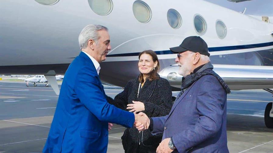 El presidente Luis Abinader (izquierda) es recibido por el empresario Samuel Conde y la embajadora dominicana en Estados Unidos, María Isabel Castillo.