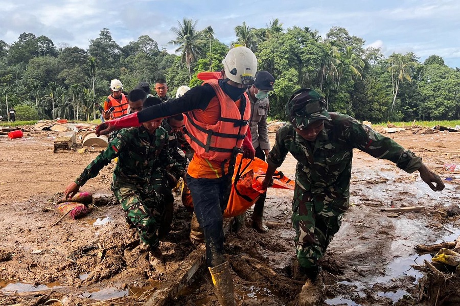 Indonesios buscan comida y agua tras inundaciones mortales. Sri Lanka reporta 193 muertes