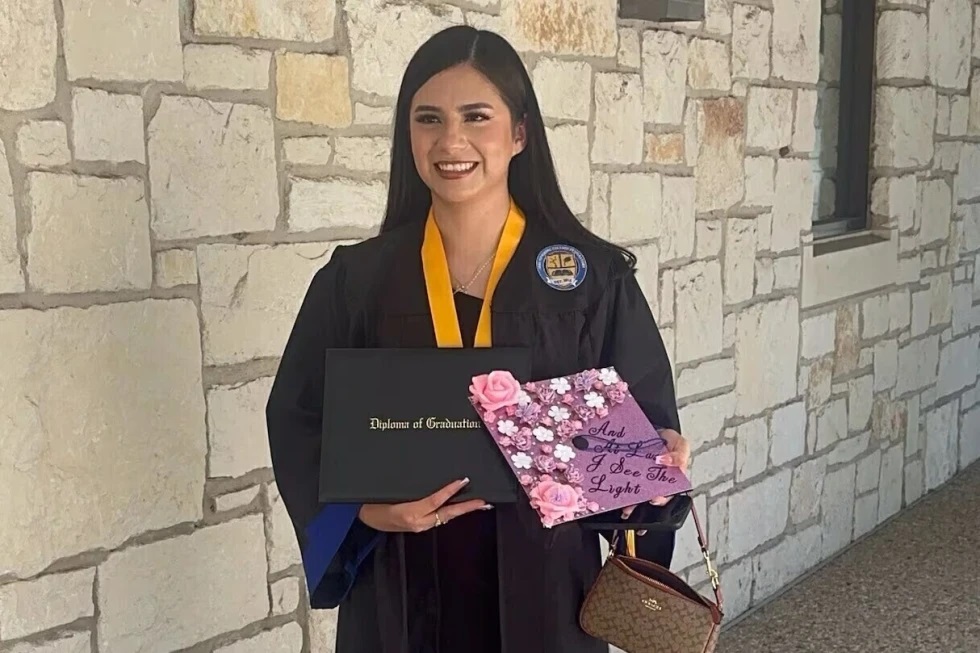 En esta foto sin fecha, proporcionada por su abogado, Todd Pomerleau, Any Lucía López Belloza celebra su graduación de la secundaria en Texas. (Abogado de Any Lucía López Belloza vía AP)