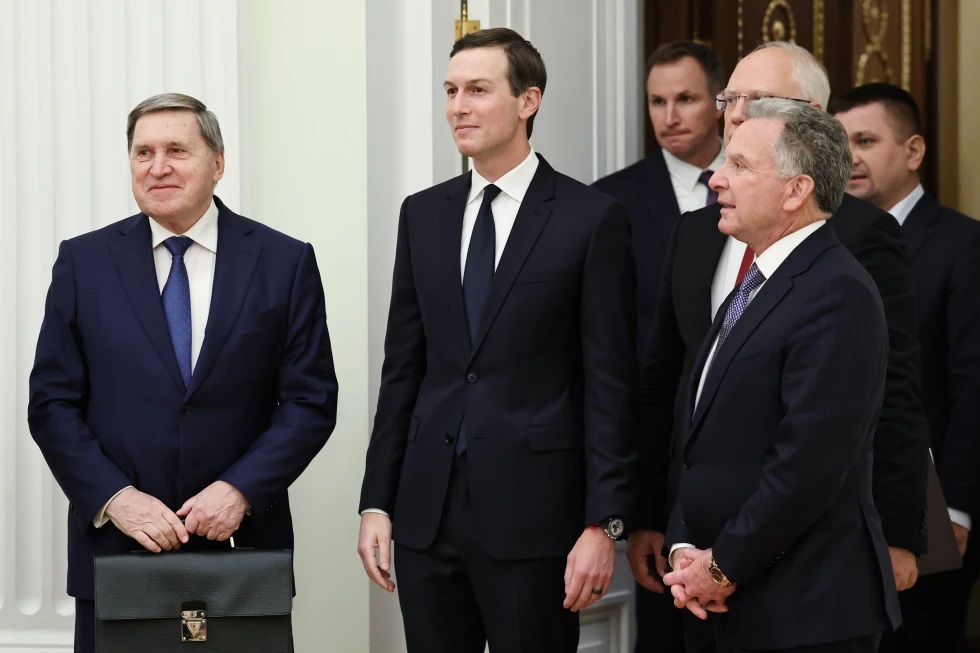 De izquierda a derecha, el asesor presidencial ruso de política exterior Yuri Ushakov, a la izquierda, Jared Kushner, yerno de presidente de Estados Unidos, el enviado especia de EEUU Steve Witkoff, al frente a la derecha y el director general del Fondo Ruso de Inversión Directa y representante presidencial de Cooperación Económica e Inversión con Países extranjeros, Kirill Dmitriev, detrás de Witkoff, a su llegada para reuniones con el presidente de Rusia, Vladímir Putin, en el Kremlin, Moscú, Rusia, el martes 2 de diciembre de 2025. (Alexander Kazakov, Sputnik, Kremlin Pool Foto via AP)