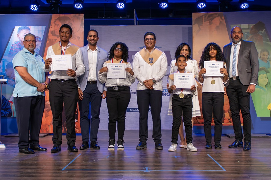 Dío Astacio: 1,560 niños se gradúan de inglés totalmente gratis a través del Plan PROA