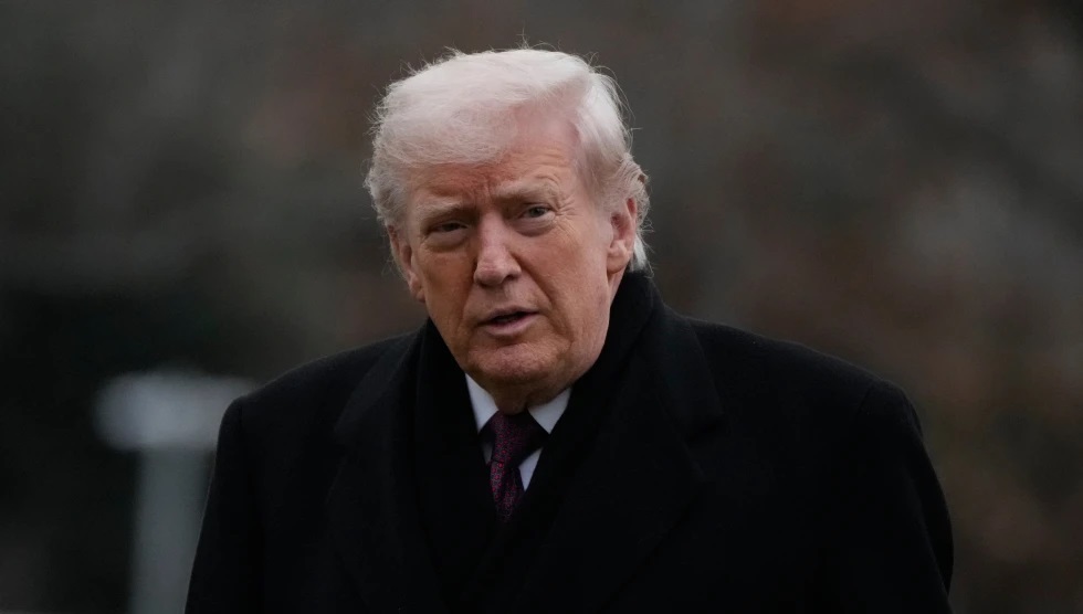 El presidente Donald Trump camina tras descender del Marine One en el Jardín Sur de la Casa Blanca, el miércoles 17 de diciembre de 2025, en Washington. (AP Foto/Mark Schiefelbein)