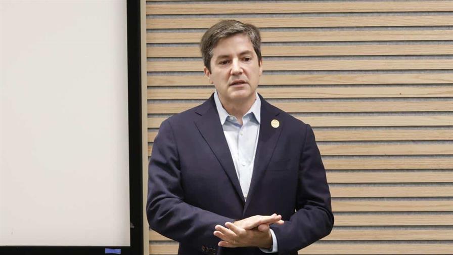 El director general de Cemdoe, Dr. Gastón Gabin, habla con miembros de la prensa durante la presentación de las nuevas áreas asistenciales y de soporte. (DIARIO LIBRE/ DARE COLLADO)